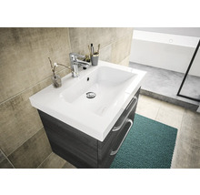 Meuble-lavabo avec lavabo et robinet dans la salle de bain