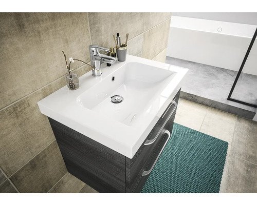 Meuble-lavabo avec lavabo et robinet dans la salle de bain