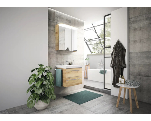 Salle de bains moderne avec meuble-lavabo, armoire de toilette et baignoire