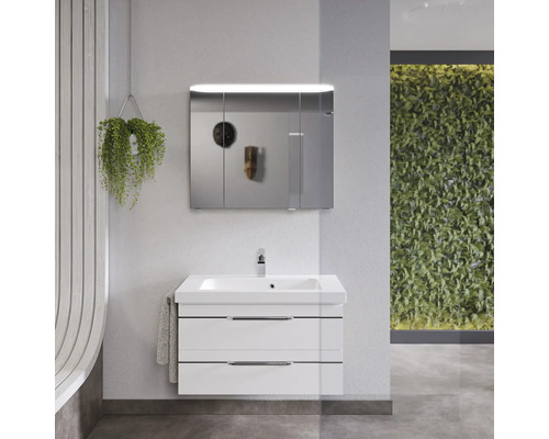 Salle de bain avec meuble sous-vasque et armoire de toilette