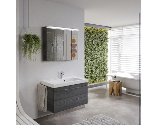 Modernes Badezimmer mit Waschtischunterschrank, Spiegelschrank und Grünpflanzenwand