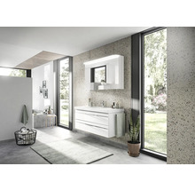 Salle de bains lumineuse avec meuble-lavabo moderne, armoire de toilette et grande fenêtre
