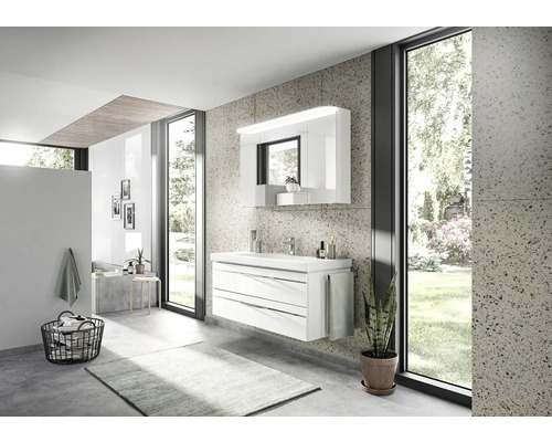 Salle de bains lumineuse avec meuble-lavabo moderne, armoire de toilette et grande fenêtre