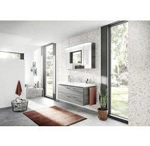 Modernes Badezimmer mit Waschtisch, Spiegelschrank und großem Fenster