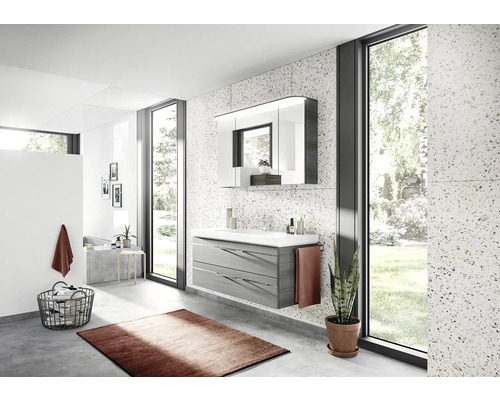 Modernes Badezimmer mit Waschtisch, Spiegelschrank und großem Fenster