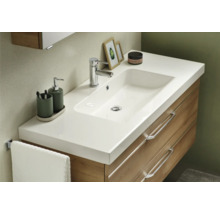 Waschbecken mit Unterschrank im Badezimmer
