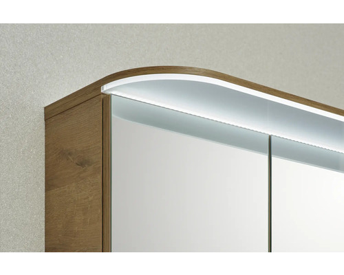 Vue détaillée d''une armoire de toilette avec surface en bois et éclairage LED
