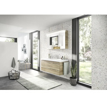 Modernes Badezimmer mit Waschtisch, Spiegelschrank und großem Fenster