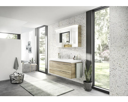 Salle de bains moderne avec meuble-lavabo, armoire de toilette et grande fenêtre