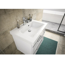 Meuble-lavabo de salle de bains avec lavabo et robinet dans une salle de bains lumineuse