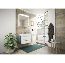 Salle de bains lumineuse avec meuble-lavabo, armoire de toilette et baignoire