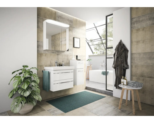 Helles Badezimmer mit Waschtisch, Spiegelschrank und Badewanne