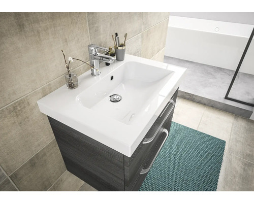 Waschtisch mit Armatur und Unterschrank im Badezimmer