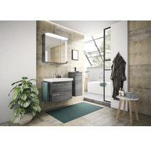 Salle de bain avec lavabo, armoire de toilette et baignoire au design clair