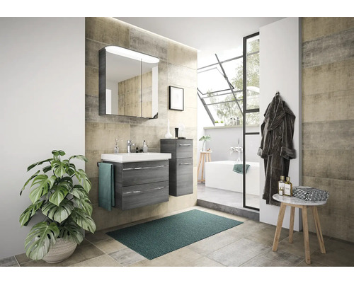 Badezimmer mit Waschtisch, Spiegelschrank und Badewanne in hellem Design