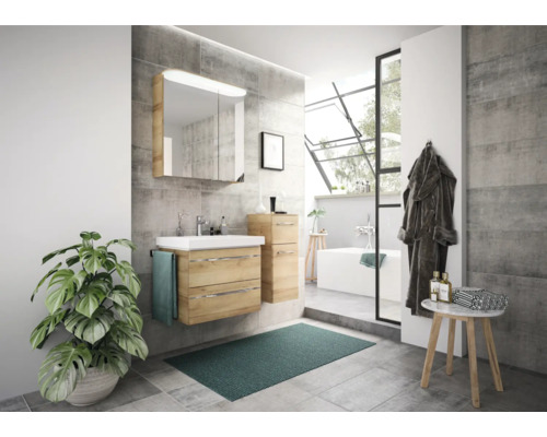 Helles Badezimmer mit Holzwaschtisch, Spiegelschrank, Handtuch, Pflanze und Badewanne