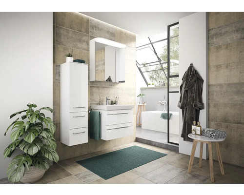 Badezimmer mit weißen Möbeln, Waschtisch, Spiegelschrank und Handtuch