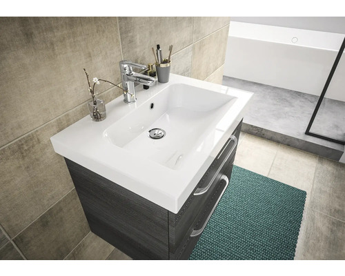 Meuble sous-vasque avec robinet et décoration dans la salle de bain