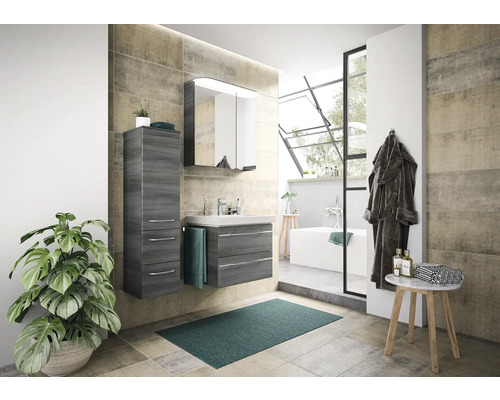 Salle de bain avec lavabo, armoire de toilette, armoire haute, baignoire et décoration