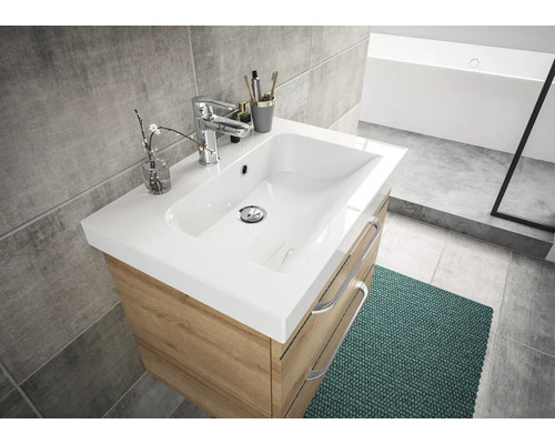 Salle de bains avec meuble-lavabo, lavabo, robinet et serviette
