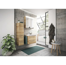 Modernes Badezimmer mit Waschtisch, Spiegelschrank, Hochschrank und Badewanne