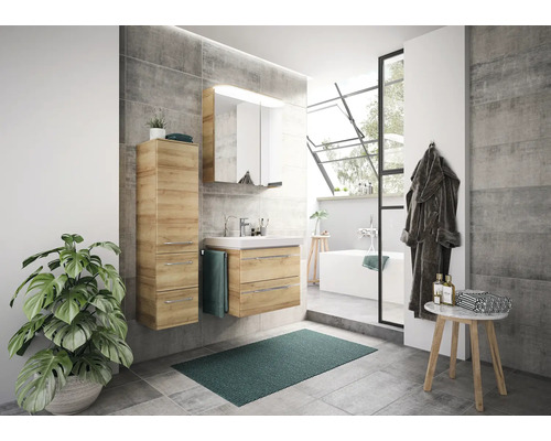 Salle de bains moderne avec lavabo, armoire de toilette, armoire haute et baignoire