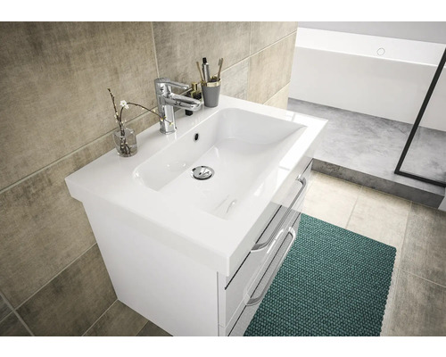 Meuble-lavabo de salle de bains avec lavabo, robinet et tiroirs dans une salle de bains lumineuse