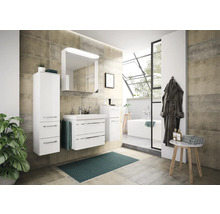Salle de bains avec meubles blancs, meuble sous-lavabo, armoire de toilette et armoire haute devant un mur carrelé