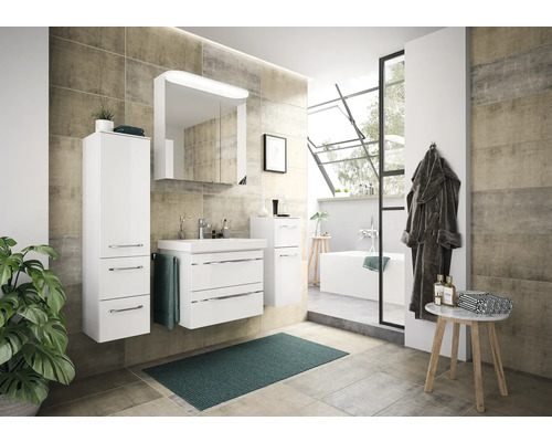 Salle de bains avec meubles blancs, meuble sous-lavabo, armoire de toilette et armoire haute devant un mur carrelé