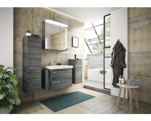 Badezimmer mit Waschbecken, Spiegelschrank, Hochschrank, Badewanne und Dekorationen im hellen Design