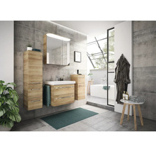 Salle de bains lumineuse avec lavabo, armoire de toilette à miroir et armoire haute imitation bois sur mur et sol gris.