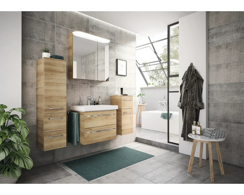 Salle de bains lumineuse avec lavabo, armoire de toilette à miroir et armoire haute imitation bois sur mur et sol gris.