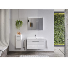 Modernes Badezimmer mit weißem Waschtisch, Spiegelschrank und Seitenschrank