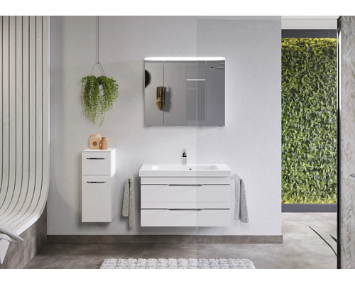 Modernes Badezimmer mit weißem Waschtisch, Spiegelschrank und Seitenschrank