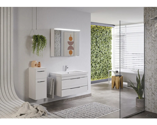 Helles Badezimmer mit Waschbeckenunterschrank, Spiegelschrank und Pflanzenwand