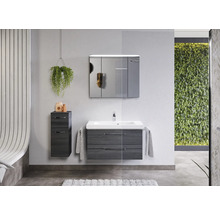 Salle de bains avec meuble-lavabo, armoire de toilette et étagère suspendue pour un aménagement soigné et moderne.