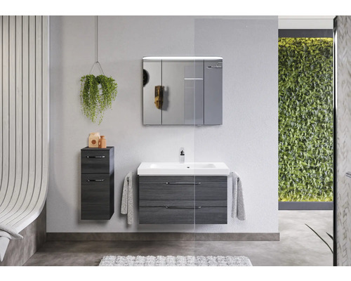 Badezimmer mit Waschtisch, Spiegelschrank und Hängeregal für eine ordentliche und moderne Einrichtung.