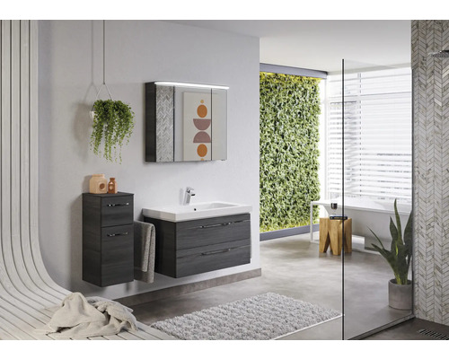 Helles Badezimmer mit Waschbeckenunterschrank, Spiegelschrank, Grünpflanzenwand und Dusche