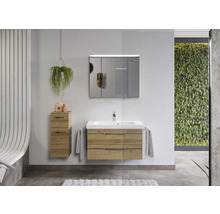 Badezimmer mit Waschtischunterschrank, Spiegelschrank, Hängeschrank und Dekorationen