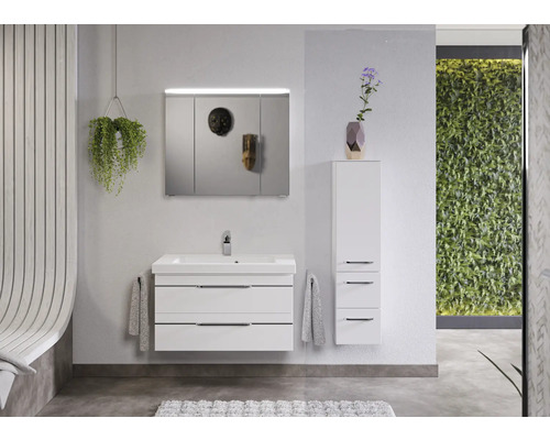 Salle de bains avec meuble sous-lavabo blanc, armoire de toilette et armoire haute
