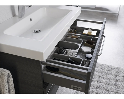 Badezimmerunterschrank mit offenem Schubladen-Organizer und Kosmetikprodukten