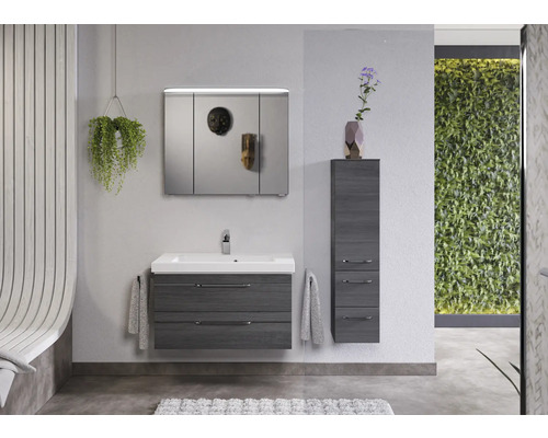 Badezimmer mit Waschtischunterschrank, Spiegelschrank und Hochschrank in Holzoptik