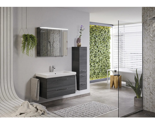 Helles Badezimmer mit Waschtisch, Spiegelschrank und Pflanzendekoration