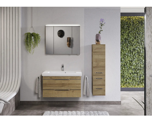 Salle de bains moderne avec meuble sous-lavabo, armoire de toilette et armoire haute en imitation bois, ainsi que des décorations.