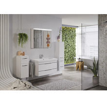 Badezimmer mit Waschbecken, Spiegelschrank mit Beleuchtung und hängenden Aufbewahrungsschränken in hellem Design