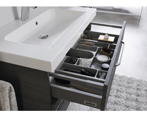 Waschtischunterschrank mit offenem Schubladenfach und Badezimmerutensilien