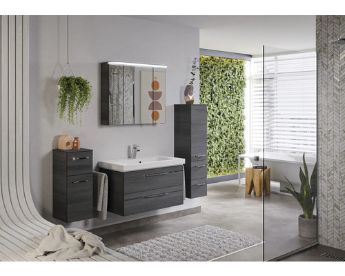 Badezimmer mit Waschtisch, Spiegelschrank, Hängeschrank und Pflanzendekoration für eine helle und freundliche Atmosphäre