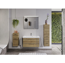 Salle de bains moderne avec lavabo, armoire de toilette et armoires hautes aspect bois