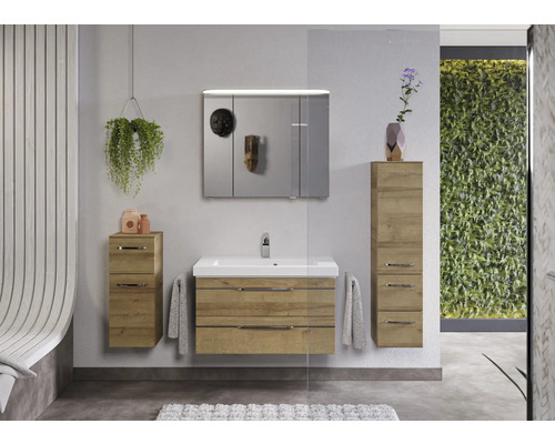 Salle de bains moderne avec lavabo, armoire de toilette et armoires hautes aspect bois