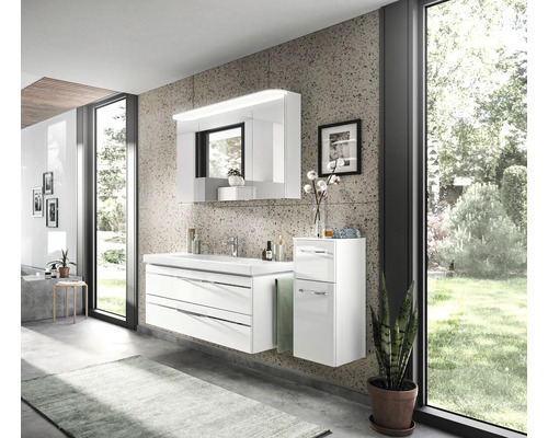 Modernes Badezimmer mit Waschtisch, Spiegelschrank und Hochschrank in einem hellen Raum mit Fenster.